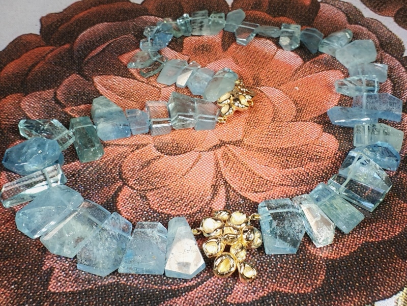 Necklace 'peaches' aquamarine crystals paired with rosé gold elements. Design by goldsmith Oogst in Amsterdam.