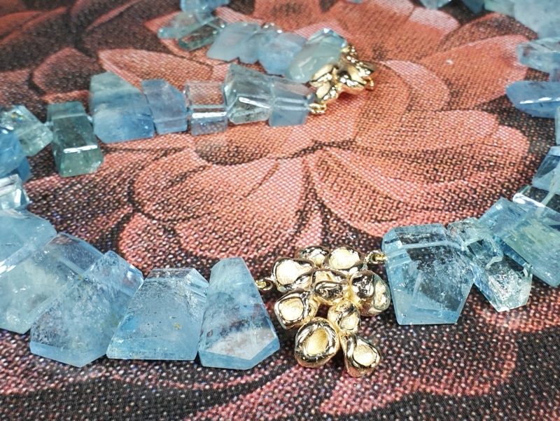 Collier 'Perziken' aquamarijn kristallen en roségoud. Ontwerp van Oogst goudsmid in Amsterdam uit de Amorf vs Kristallijn collectie. Handgemaakte sieraden Colliers