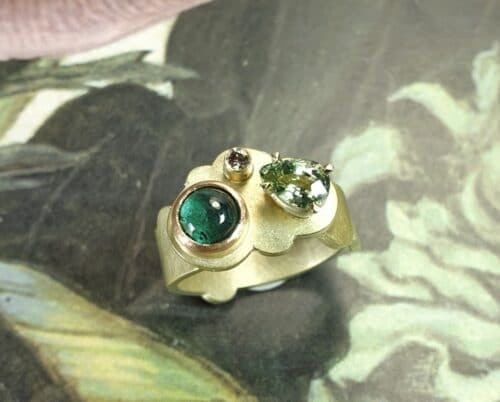 Geelgouden ring 'Wolk' met toermalijn, diamant en saffier. Ontwerp uit de Amorf vs Kristallijn collectie van goudsmid Oogst in Amsterdam