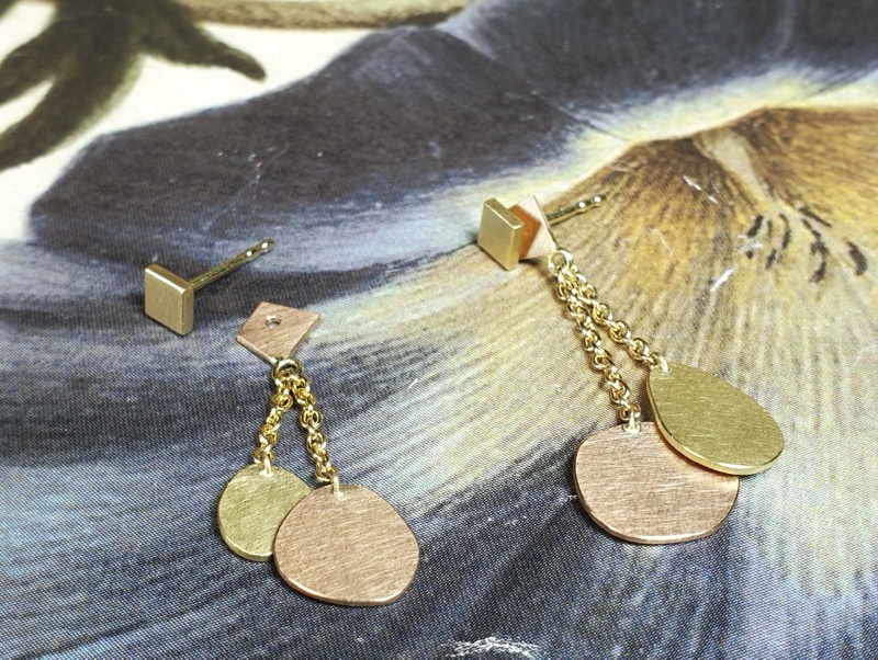 Geelgouden oorbellen 'Cellen & Moleculen' met roodgouden accenten. Ontwerp uit de Amorf vs Kristallijn collectie van goudsmid Oogst in Amsterdam