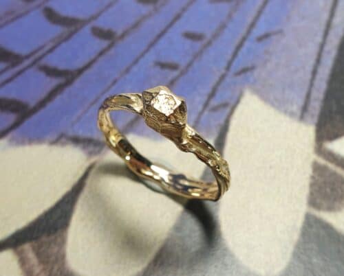 Geelgouden ring 'Twist & Kristal'. Ontwerp uit de Amorf vs Kristallijn collectie van goudsmid Oogst in Amsterdam