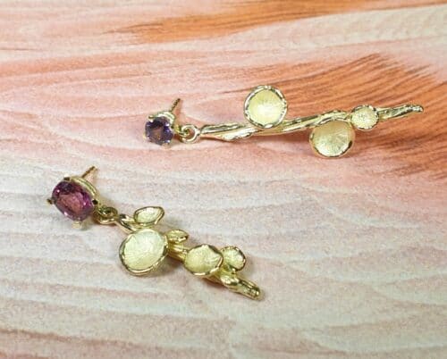 Geelgouden oorsieraden 'Twist & Zwammen" met spinel. Ontwerp uit de Amorf vs Kristallijn collectie van Oogst goudsmid in Amsterdam