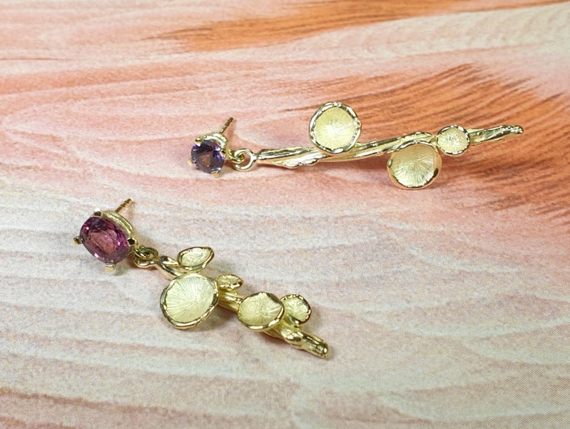 Geelgouden oorsieraden 'Twist & Zwammen" met spinel. Ontwerp uit de Amorf vs Kristallijn collectie van Oogst goudsmid in Amsterdam