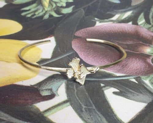 Geelgouden klemarmband Ginkgo. Maatwerk armband geboorte cadeau. Uit het Oogst atelier.