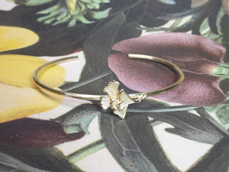 Yellow gold cuff bracelet 'Ginkgo' with hammered texture and 3 leaves. Custom created by Oogst Jewellery. Push present.