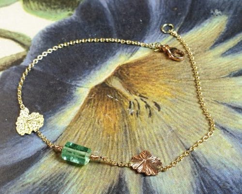 Geelgouden 'Zwammen' armband met handgravure en toermalijn kristal. Ontwerp van Oogst goudsmid in Amsterdam uit de Amorf vs Kristallijn collectie.