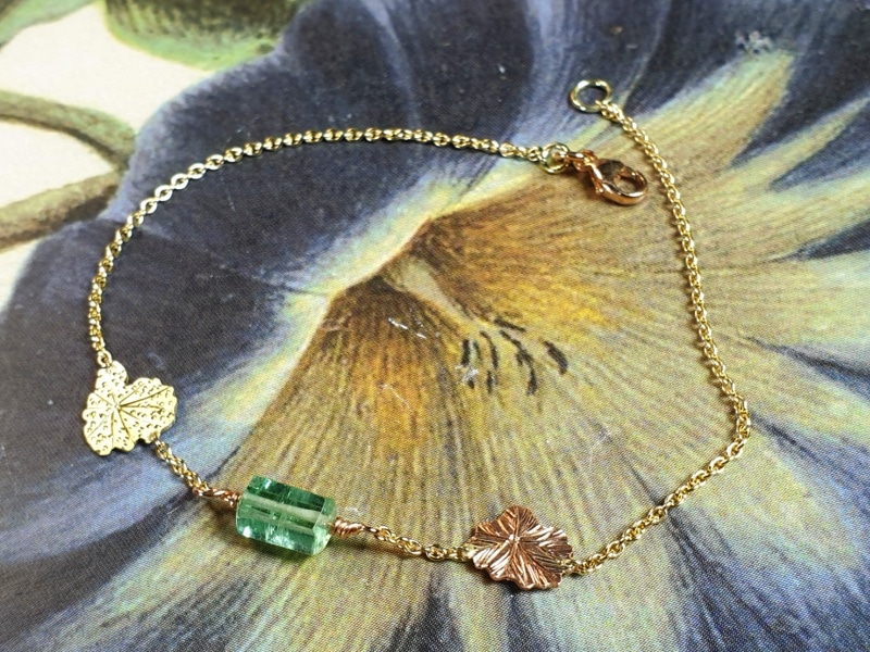 Geelgouden 'Zwammen' armband met handgravure en toermalijn kristal. Ontwerp van Oogst goudsmid in Amsterdam uit de Amorf vs Kristallijn collectie.