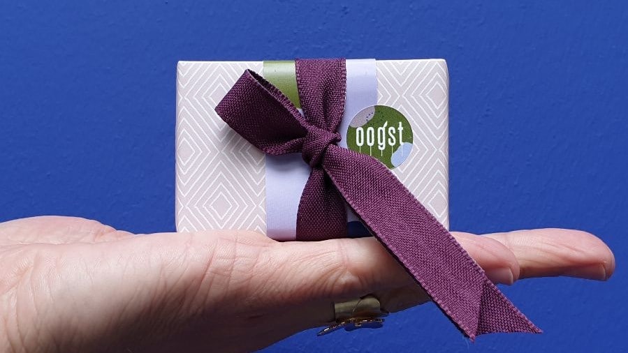 Cadeau handgemaakt sieraad. Ingepakt doosje met strik, cadeau van Oogst goudsmeden in Amsterdam