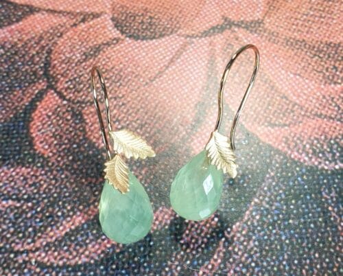 These rosé gold ‘Leaves’ earrings with sparkling prehnite drops have a curly hook. Design by goldmsith Oogst in Amsterdam