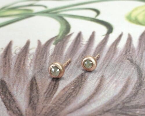 Roodgouden 'Boleet' oorbellen met natural roosgeslepen grijs groene diamant. Edelsmid Oogst.