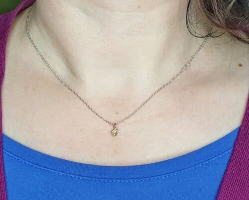 Witgouden collier met roségouden 'Perzik' hanger. Ontwerp uit de Amorf vs Kristallijn collectie van goudsmid Oogst in Amsterdam