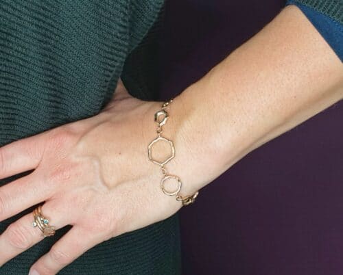 Geelgouden armband 'Amorf Hoekig' met een roodgouden schakel. Ontwerp van Oogst goudsmid in Amsterdam uit de Amorf vs Kristallijn collectie.