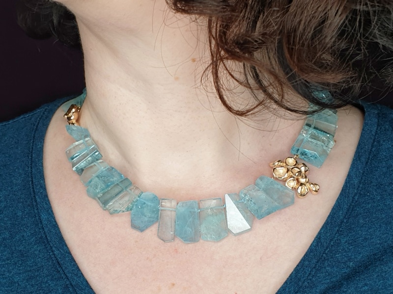 Collier 'Perziken' aquamarijn kristallen en roségoud. Ontwerp van Oogst goudsmid in Amsterdam uit de Amorf vs Kristallijn collectie.