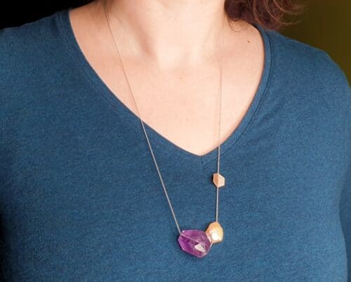 Witgouden 'Vouwen' collier met keshi parel en amethist. Ontwerp uit de Amorf vs Kristallijn collectie van goudsmid Oogst in Amsterdam
