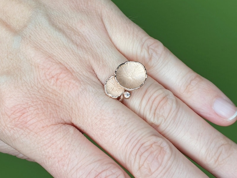 Roodgouden 'Zwammen' ring met diamant. ontwerp van Oogst goudsmid in Amsterdam