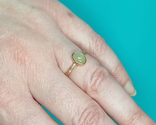 Roodgouden 'Boomgaard' ring met ovale aquamarijn. Ontwerp van edelsmid Oogst Goudsmeden