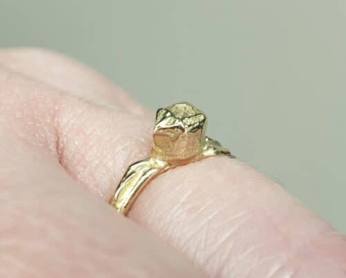 Geelgouden ring 'Twist & Kristal'. Ontwerp uit de Amorf vs Kristallijn collectie van goudsmid Oogst in Amsterdam
