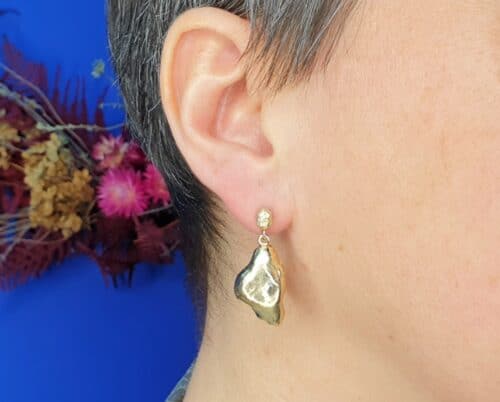 Yellow gold 'Clouds' earrings with a crystal shape and a stud. Design by Oogst goldsmith for the collection 'Amorphous vs Crystalline'
