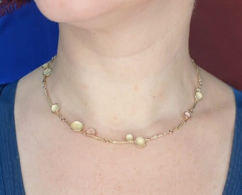 Geelgouden collier 'Twist' met zwammetjes in roodgoud en geelgoud. Ontwerp van Oogst goudsmid in Amsterdam uit de Amorf vs Kristallijn collectie.