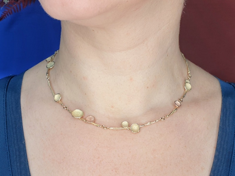 Geelgouden collier 'Twist' met zwammetjes in roodgoud en geelgoud. Ontwerp van Oogst goudsmid in Amsterdam uit de Amorf vs Kristallijn collectie.