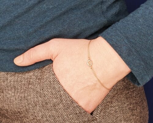 Roodgouden armband 'Amorf & Kristal' met een roodgouden zachte vorm een een geelgouden kubus. Oogst Goudsmeden.