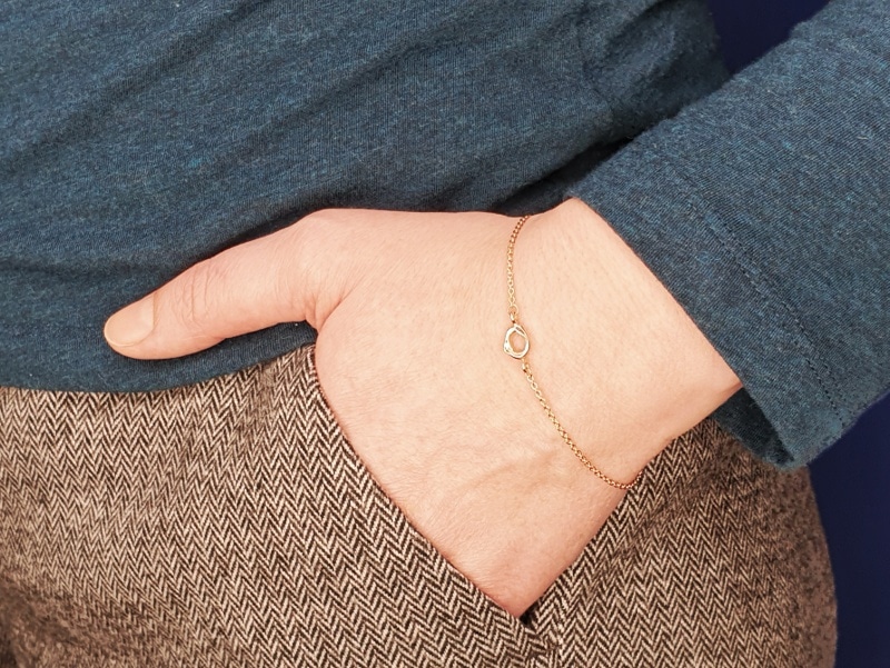 Roodgouden armband 'Amorf & Kristal' met een roodgouden zachte vorm een een geelgouden kubus. Oogst Goudsmeden.