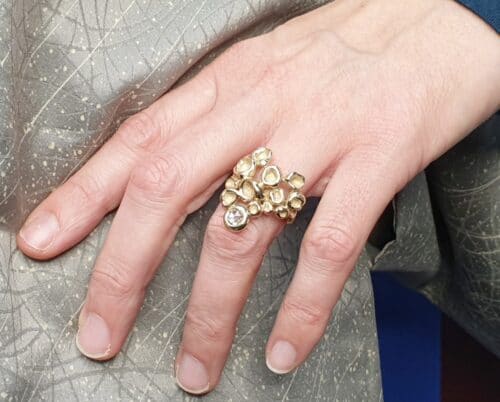 Geelgouden 'Perziken' ring met 0,49 ct roosgeslepen diamant cape. Ontwerp van Oogst goudsmid in Amsterdam voor de amorf vs Kristallijn collectie.