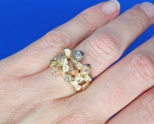 Ring 'Kristallen' in geelgoud, roodgoud, roségoud en witgoud. Uit de Amorf Kristallijn serie van goudsmid Oogst in Amsterdam