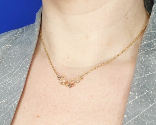 Gouden 'Wolk' collier met diamantjes. Ontwerp van Oogst goudsmid Amsterdam. Uit de Amorf vs Kristallijn collectie.