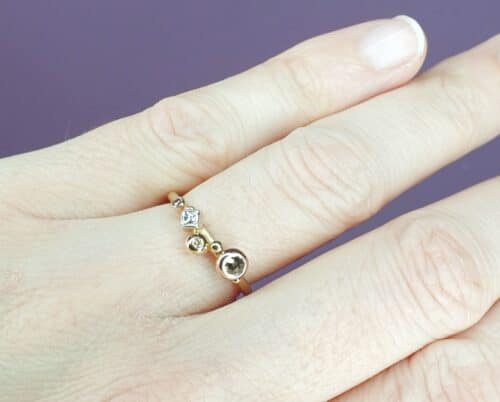 Geelgouden ring Verzameling met briljant, princess en roos geslepen diamanten. Yellow gold ring with brilliant, princess and rose cut diamonds. Oogst goudsmid Amsterdam.