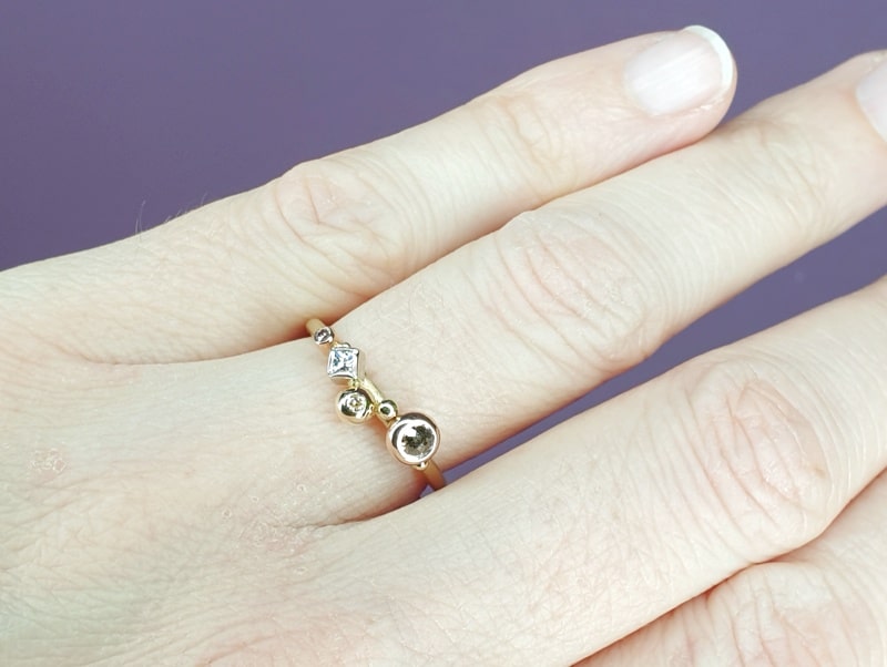 Geelgouden ring Verzameling met briljant, princess en roos geslepen diamanten. Yellow gold ring with brilliant, princess and rose cut diamonds. Oogst goudsmid Amsterdam.