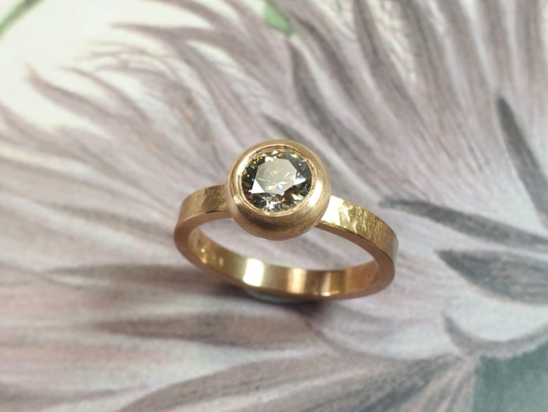 Roodgouden 'Boleet' ring met 0,90 crt bruine diamant. Uit het goudsmid atelier van Oogst.