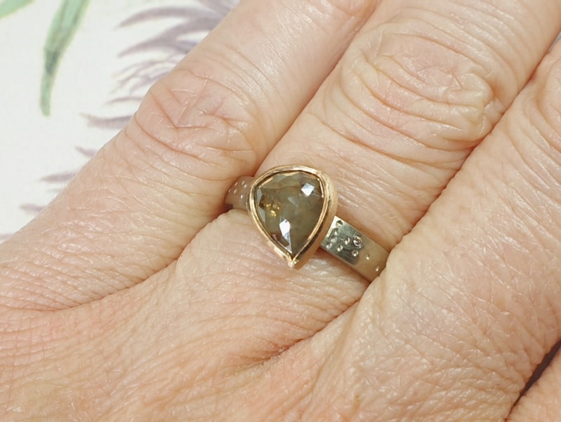 Witgouden ring ‘Verzameling’ met roosgeslepen druppel natural diamant in roodgoud gevat. Oogst goudsmid Amsterdam