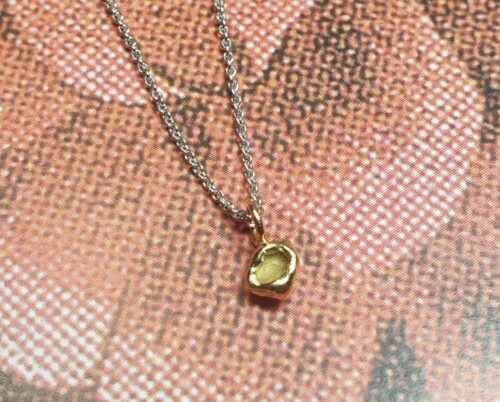 Witgouden collier 'Perzik & Kristal' met roségouden perzik. Ontwerp uit de Amorf vs Kristallijn collectie van goudsmid Oogst in Amsterdam