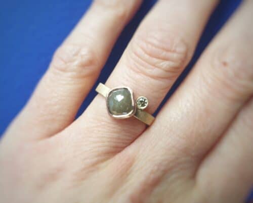 Ring 'Verzameling' met fancy kussen geslepen 1,77 ct natural diamant in een roodgouden zetting en een 0,10 ct olijf briljant geslepen diamant. Oogst goudsmeden.