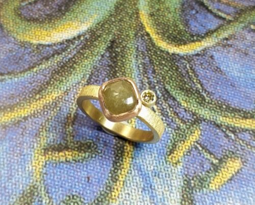 Ring 'Verzameling' met fancy kussen geslepen 1,77 ct natural diamant in een roodgouden zetting en een 0,10 ct olijf briljant geslepen diamant. Oogst goudsmeden.