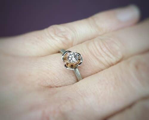 Witgouden ring in bloei met 0,43 ct diamant light brown. Design van goudsmid Oogst Amsterdam