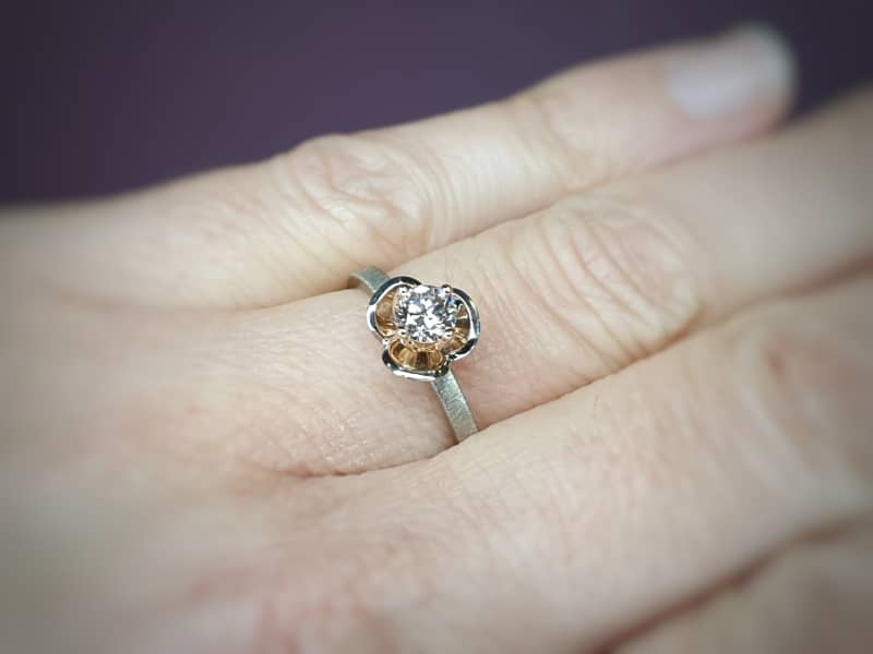 Witgouden ring in bloei met 0,43 ct diamant light brown. Design van goudsmid Oogst Amsterdam