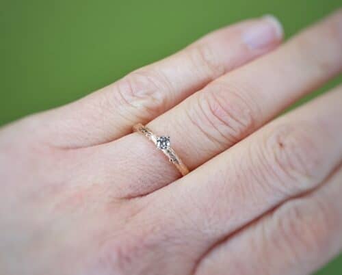 Roodgouden ring 'Boomgaard' met 0,16 crt diamant. Oogst Amsterdam.