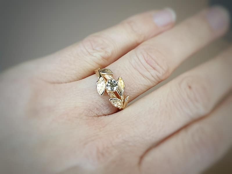 Roségouden verlovingsring Blaadjes met 0,40 ct cape diamant. Ontwerp van goudsmid Oogst in Amsterdam