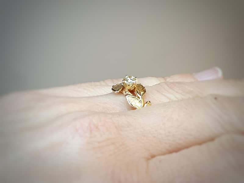 Roségouden verlovingsring Blaadjes met 0,40 ct cape diamant. Ontwerp van goudsmid Oogst in Amsterdam