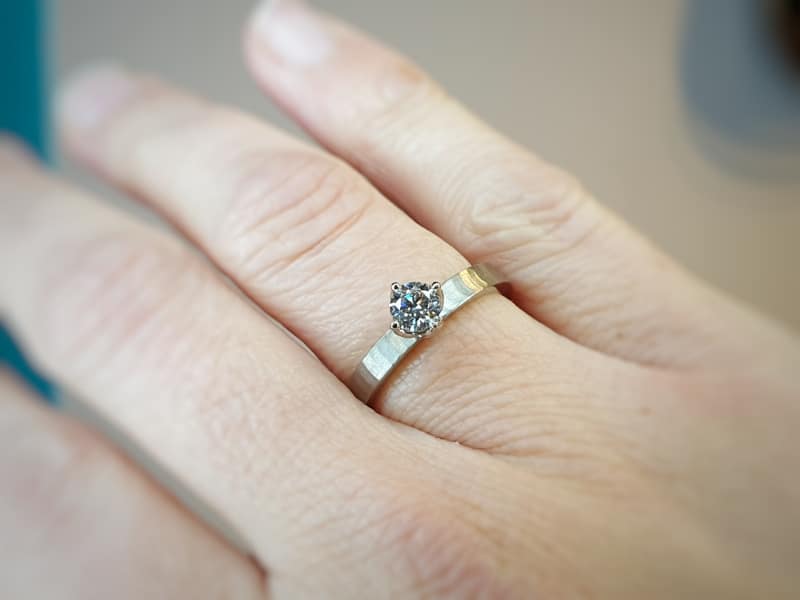 Witgouden verlovingsring Japonais met 0,50 ct diamant. White gold engagement ring with a 0,50 ct diamond. Oogst Amsterdam goudsmid.