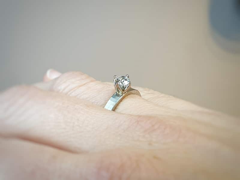 Witgouden verlovingsring Japonais met 0,50 ct diamant. White gold engagement ring with a 0,50 ct diamond. Oogst Amsterdam goudsmid.
