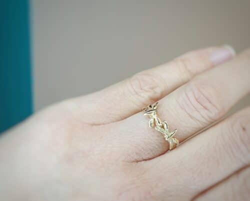 Roodgouden ring 'Insecten' met geelgouden libellen. Oogst goudsmeden Amsterdam.