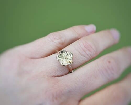 Roodgouden 'Kamon' ring met geelgouden bloem. Uit de Japonais collectie van goudsmid Oogst Amsterdam