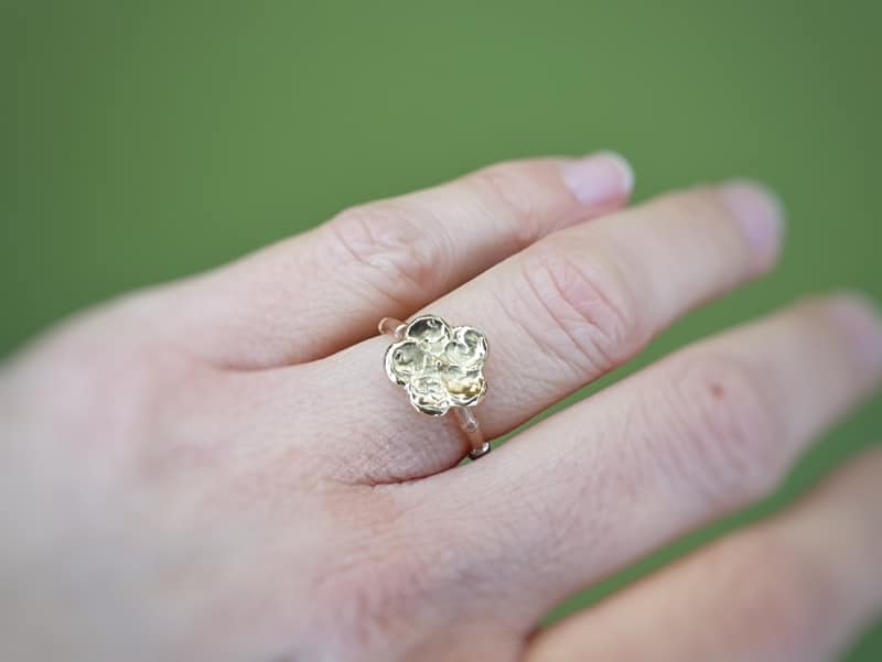 Roodgouden 'Kamon' ring met geelgouden bloem. Uit de Japonais collectie van goudsmid Oogst Amsterdam