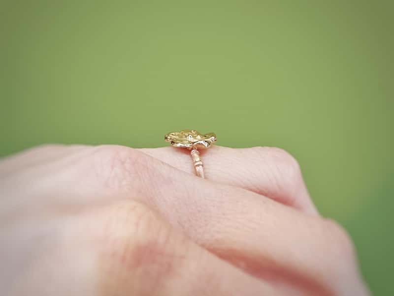 Roodgouden 'Kamon' ring met geelgouden bloem. Uit de Japonais collectie van goudsmid Oogst Amsterdam