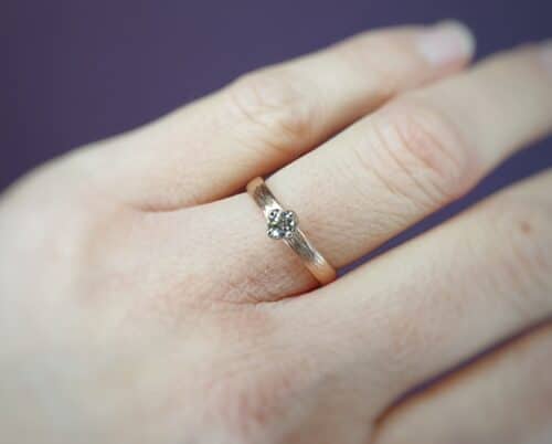 Roodgouden verlovingsring Ritme met diamant. Oogst goudsmid Amsterdam Oogst goudsmid Amsterdam