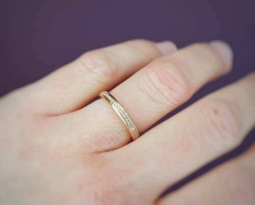 Roségouden ring ‘Eenvoud’ met Cape kleurige, briljant geslepen diamant, rondom Pavé gezet.