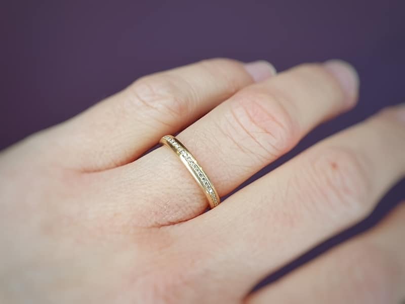 Roségouden ring ‘Eenvoud’ met Cape kleurige, briljant geslepen diamant, rondom Pavé gezet.